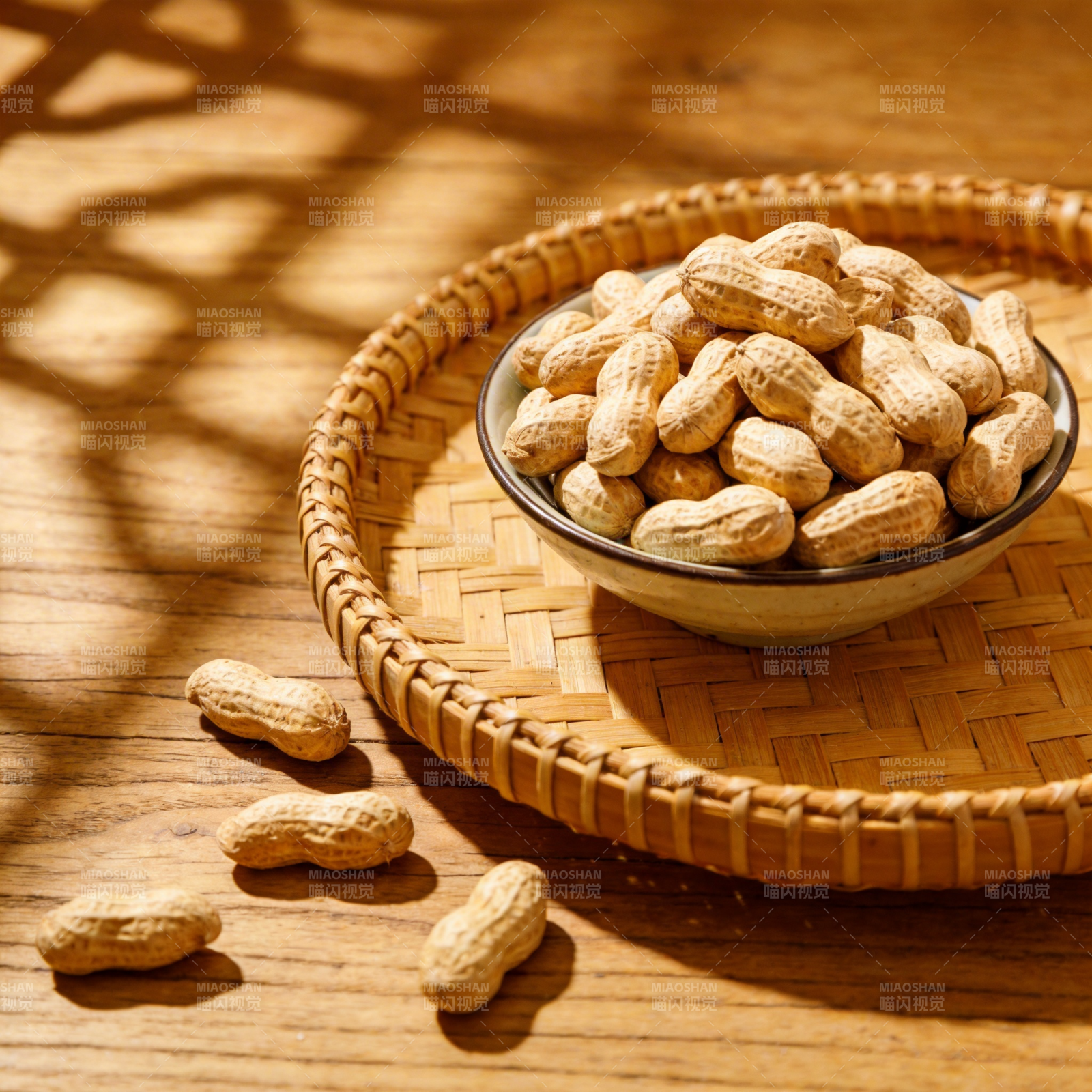 阳光下的花生图片