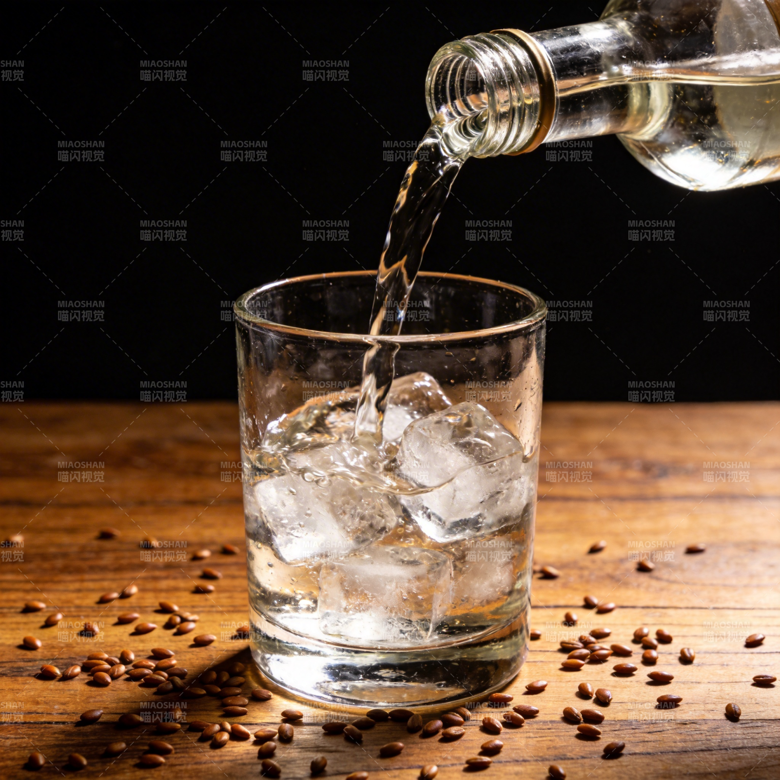 冰镇酒水倒入杯中图片