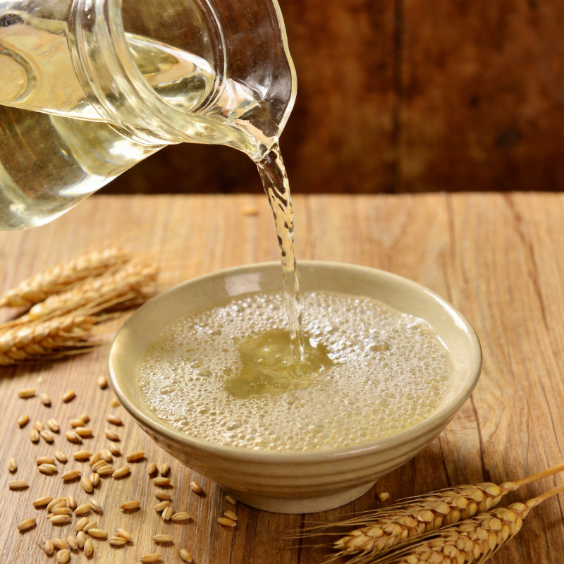 麦芽糖浆倒入碗中图片