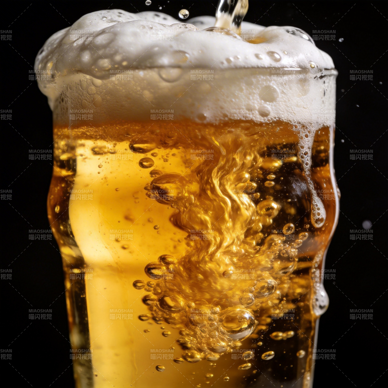 金啤涌泡 醇香四溢图片