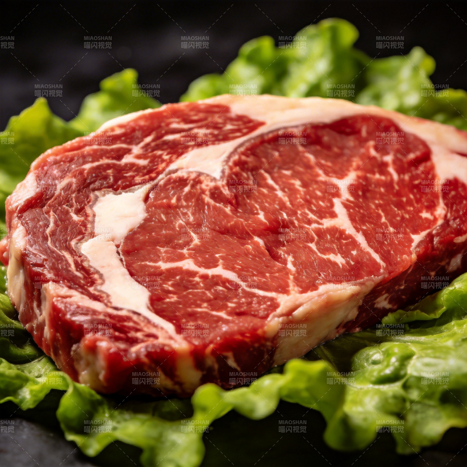 鲜嫩牛排配生菜图片