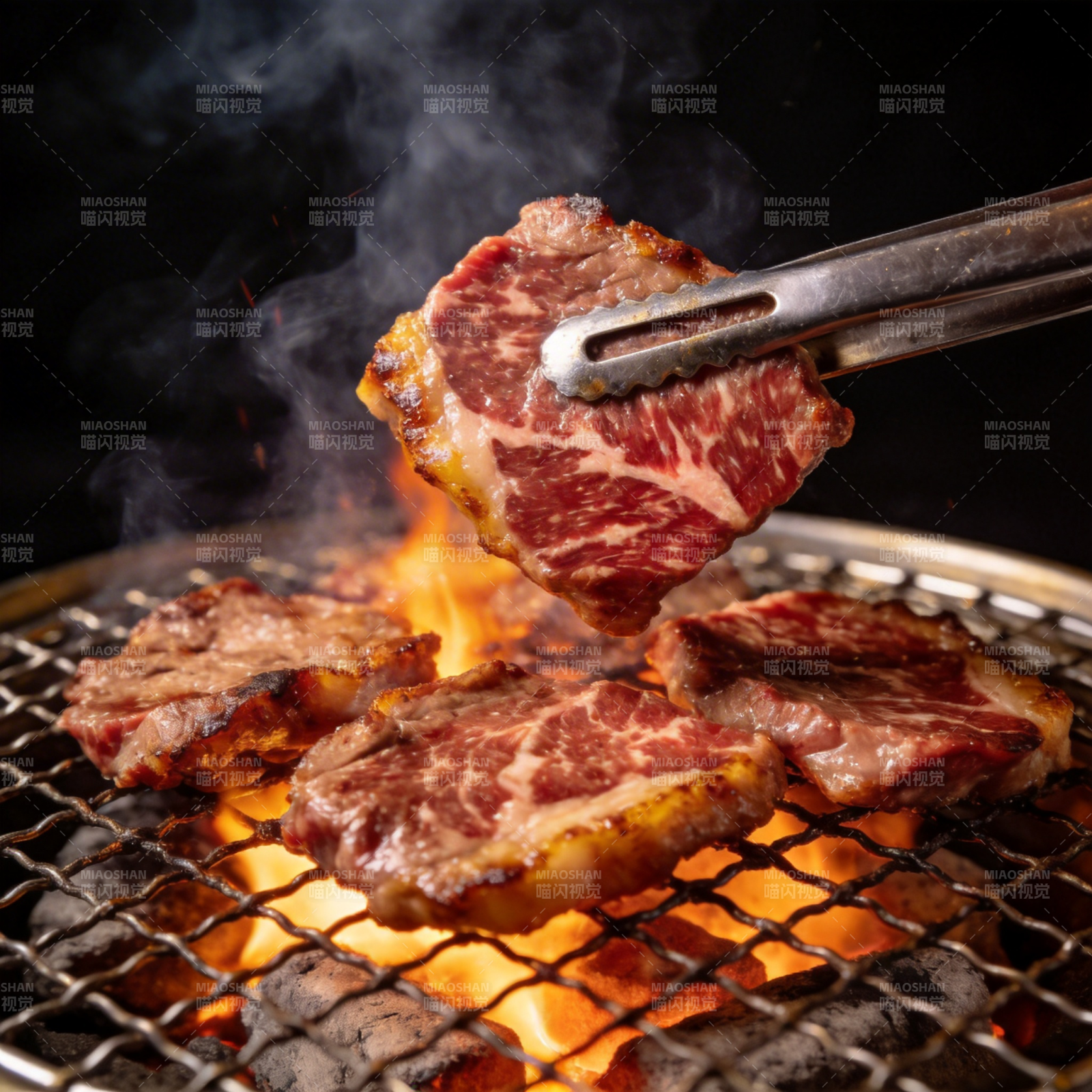 炭火烤肉香飘四溢图片