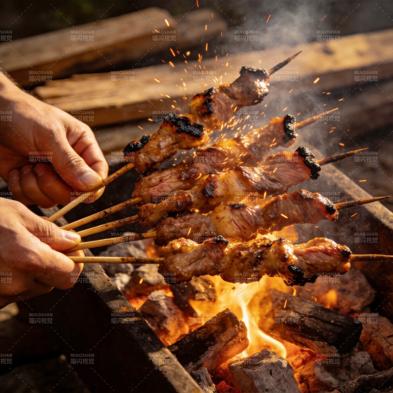 烤肉串在火上翻转图片
