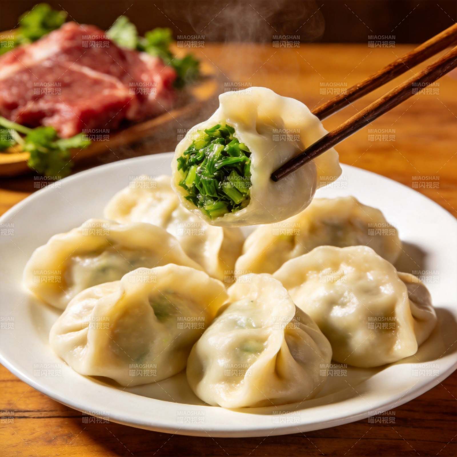 热气腾腾的韭菜饺子图片