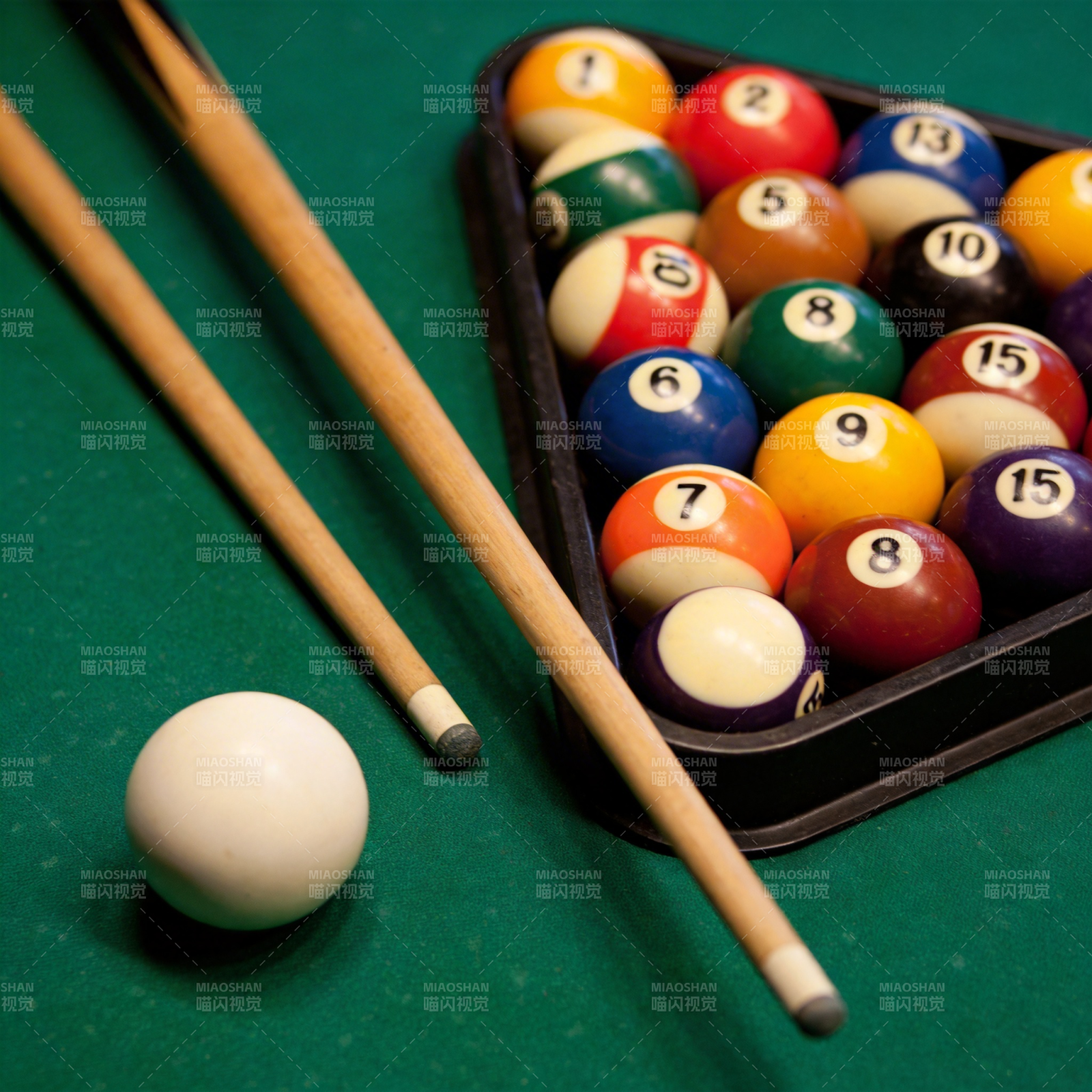 台球与球杆静置图片