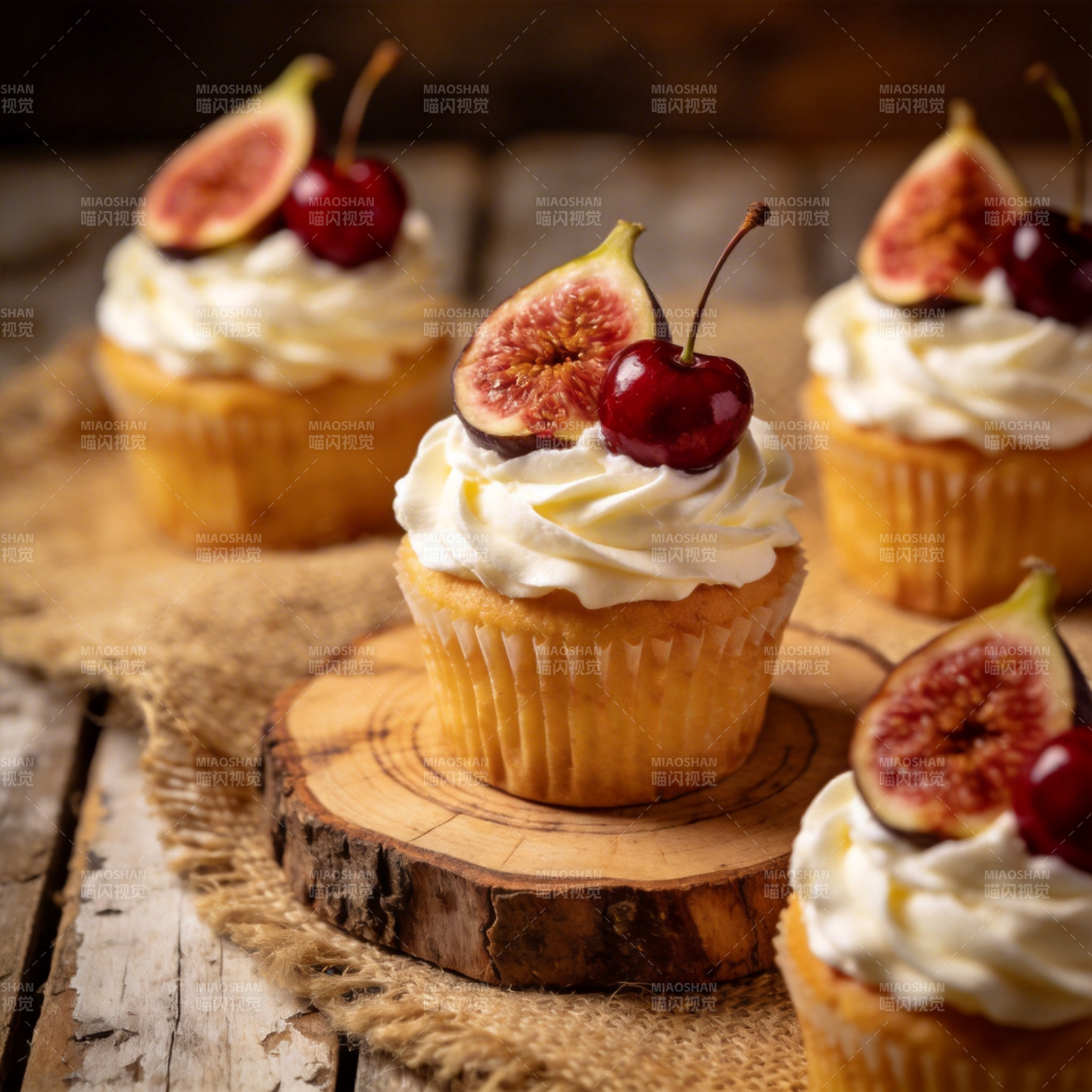 水果奶油纸杯蛋糕图片
