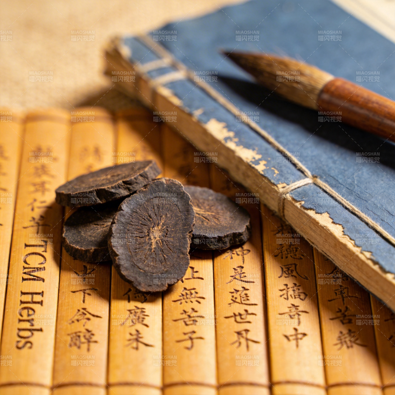 本草纲目古籍与药材图片