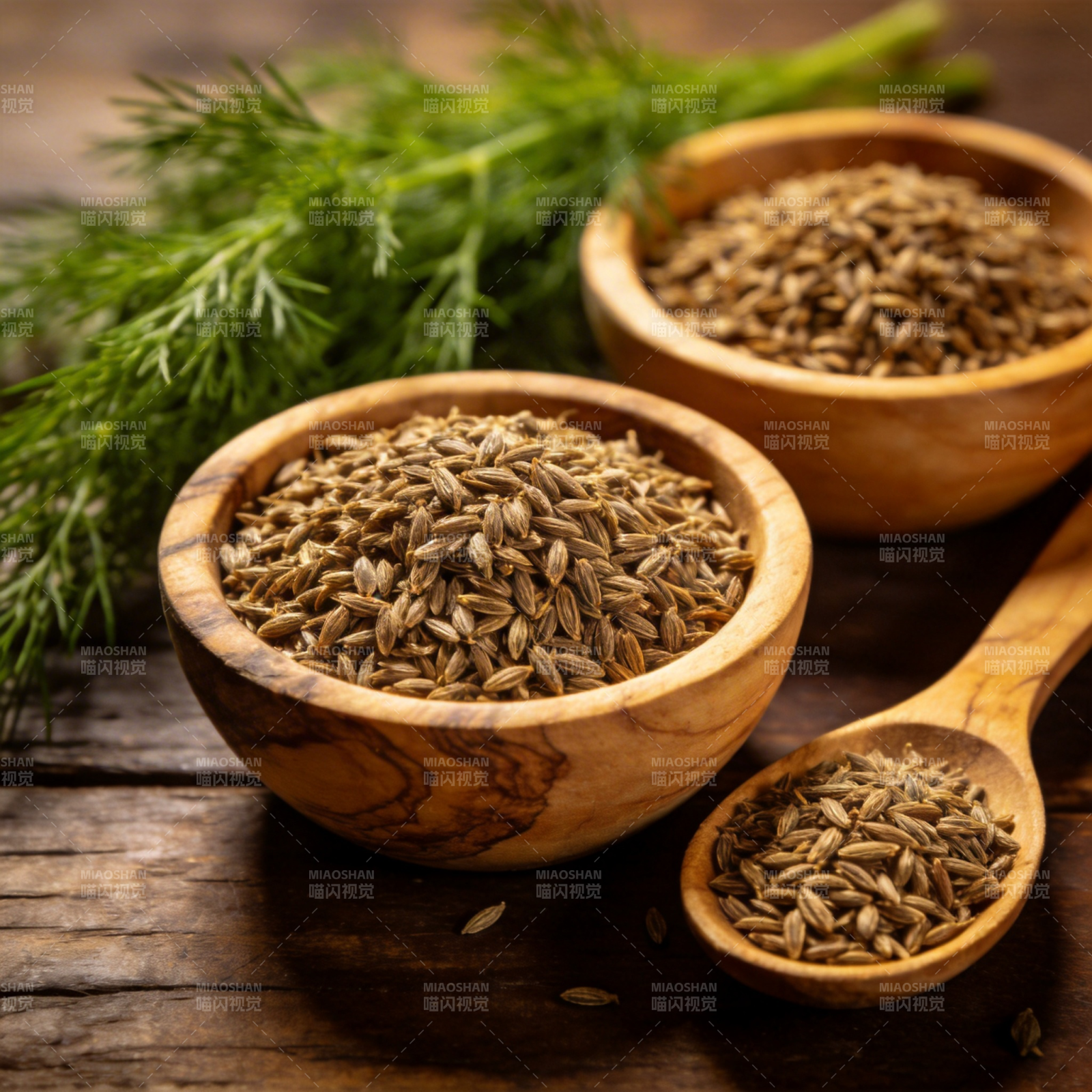 香菜籽与木碗图片