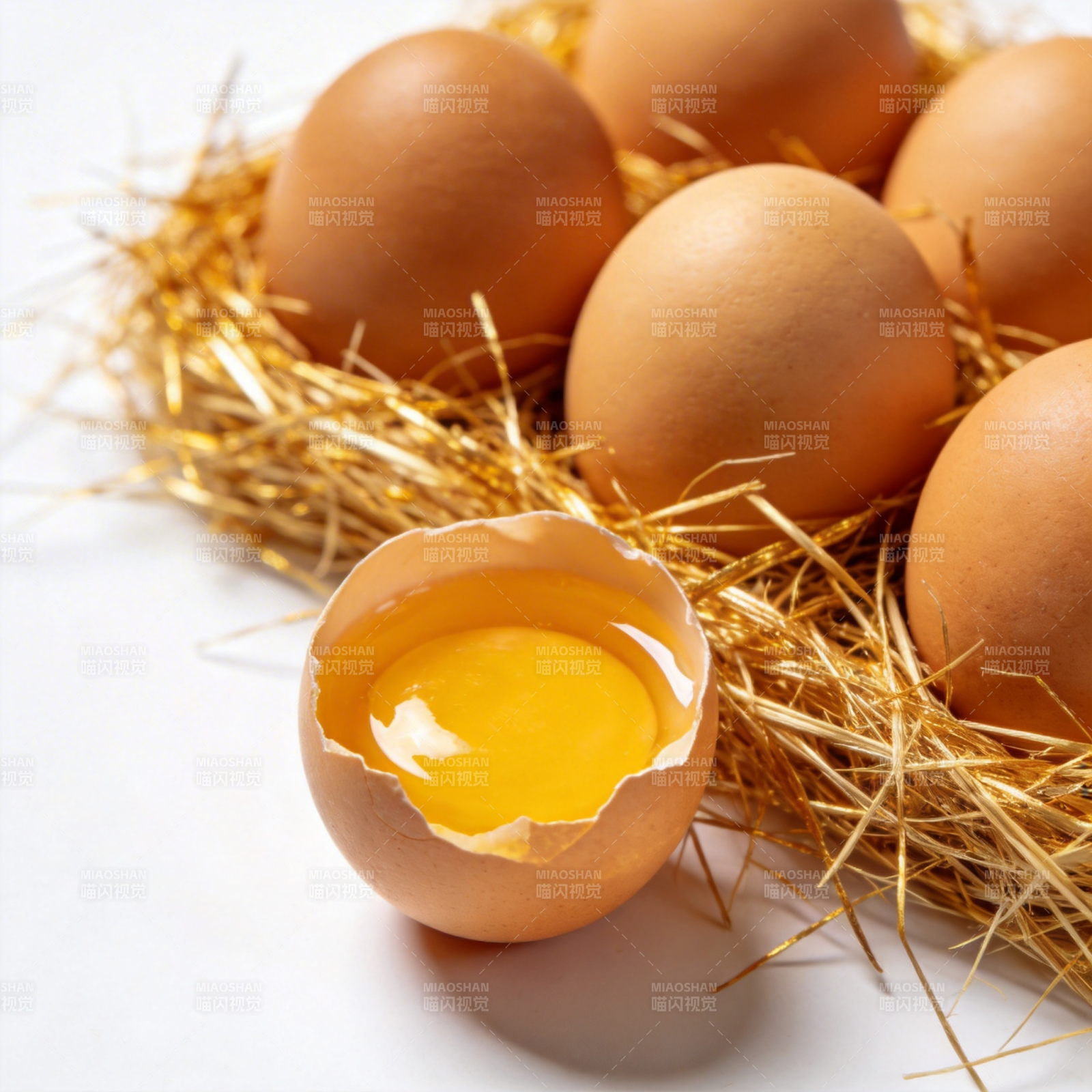 金蛋与蛋黄图片