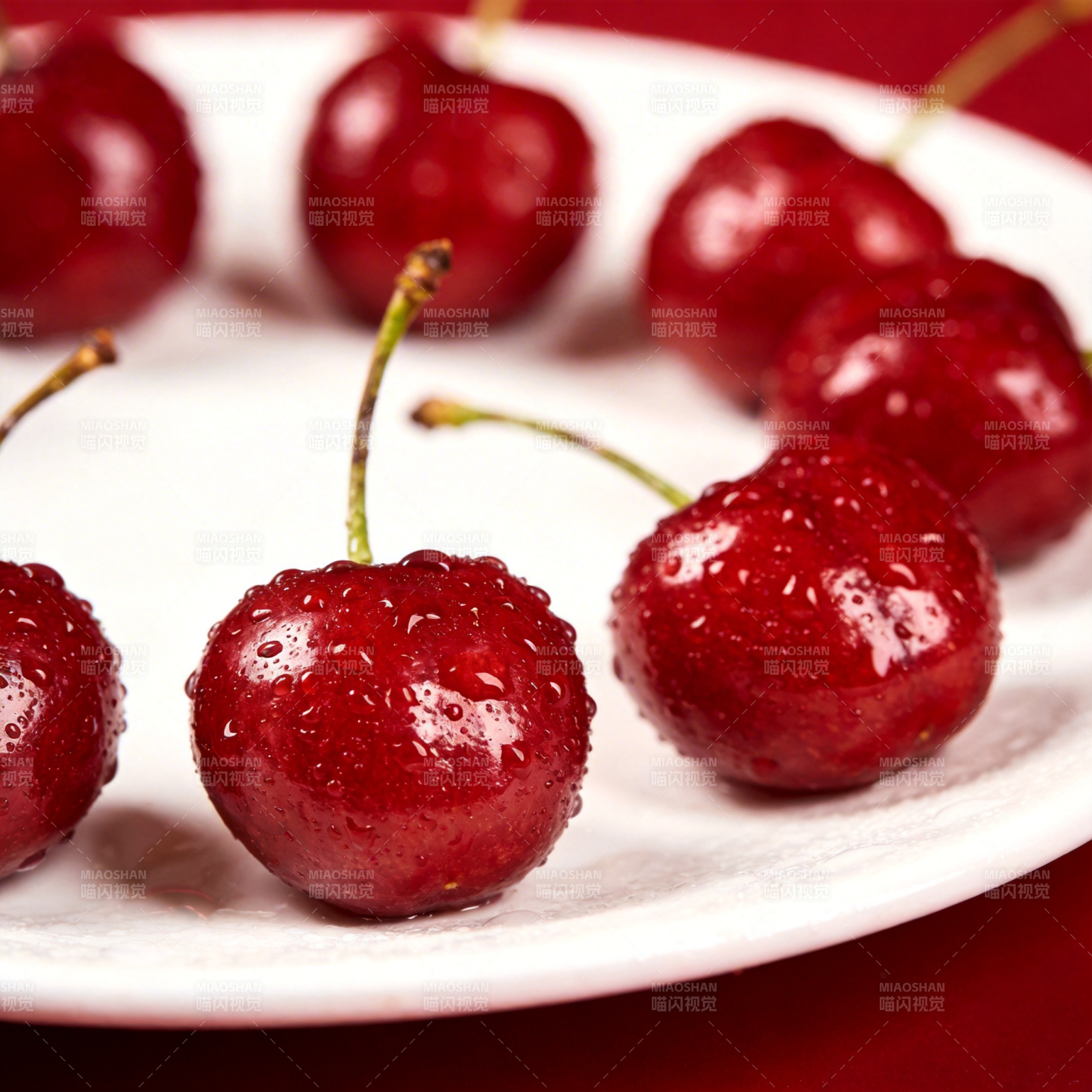 鲜红樱桃晶莹剔透图片