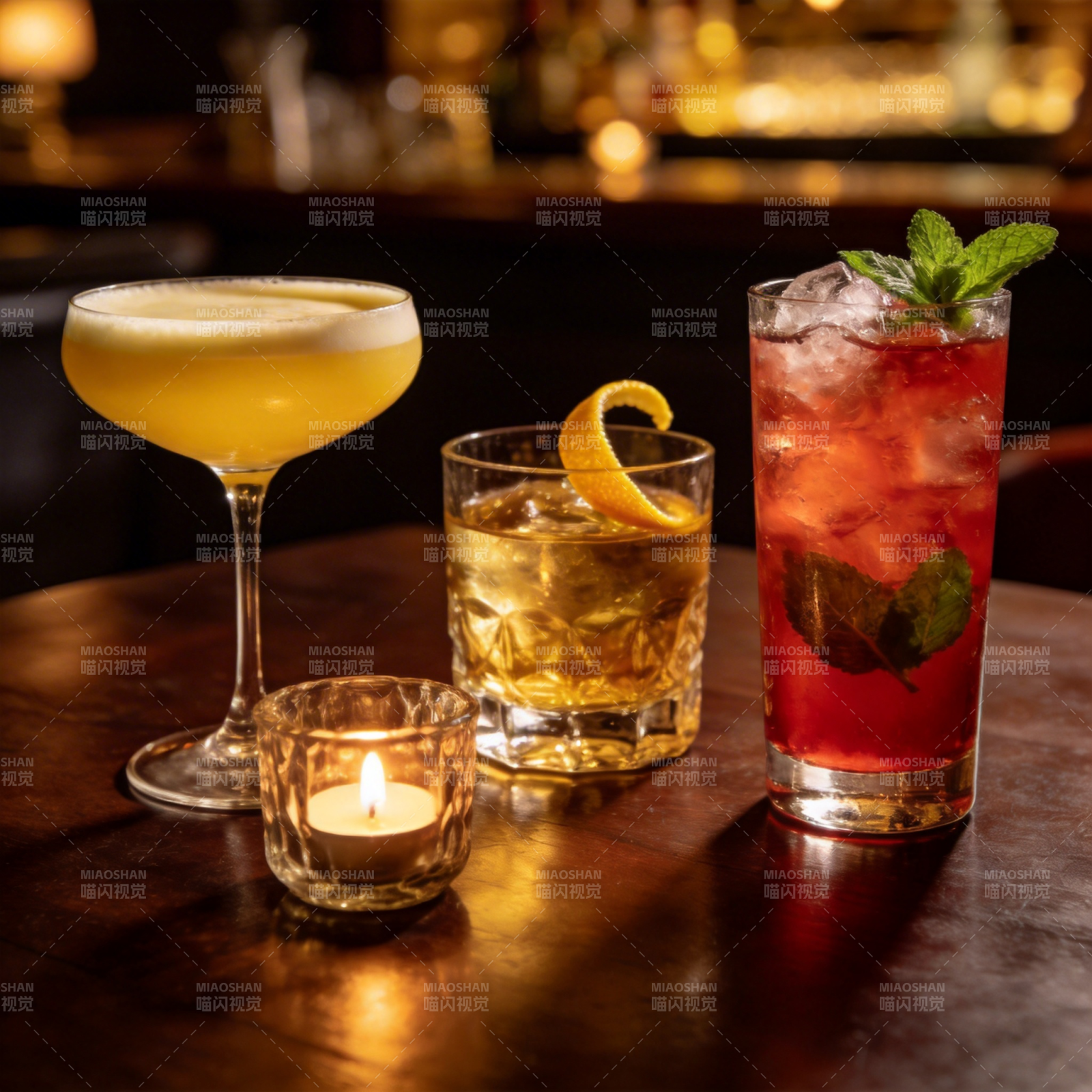 三杯鸡尾酒与烛光图片