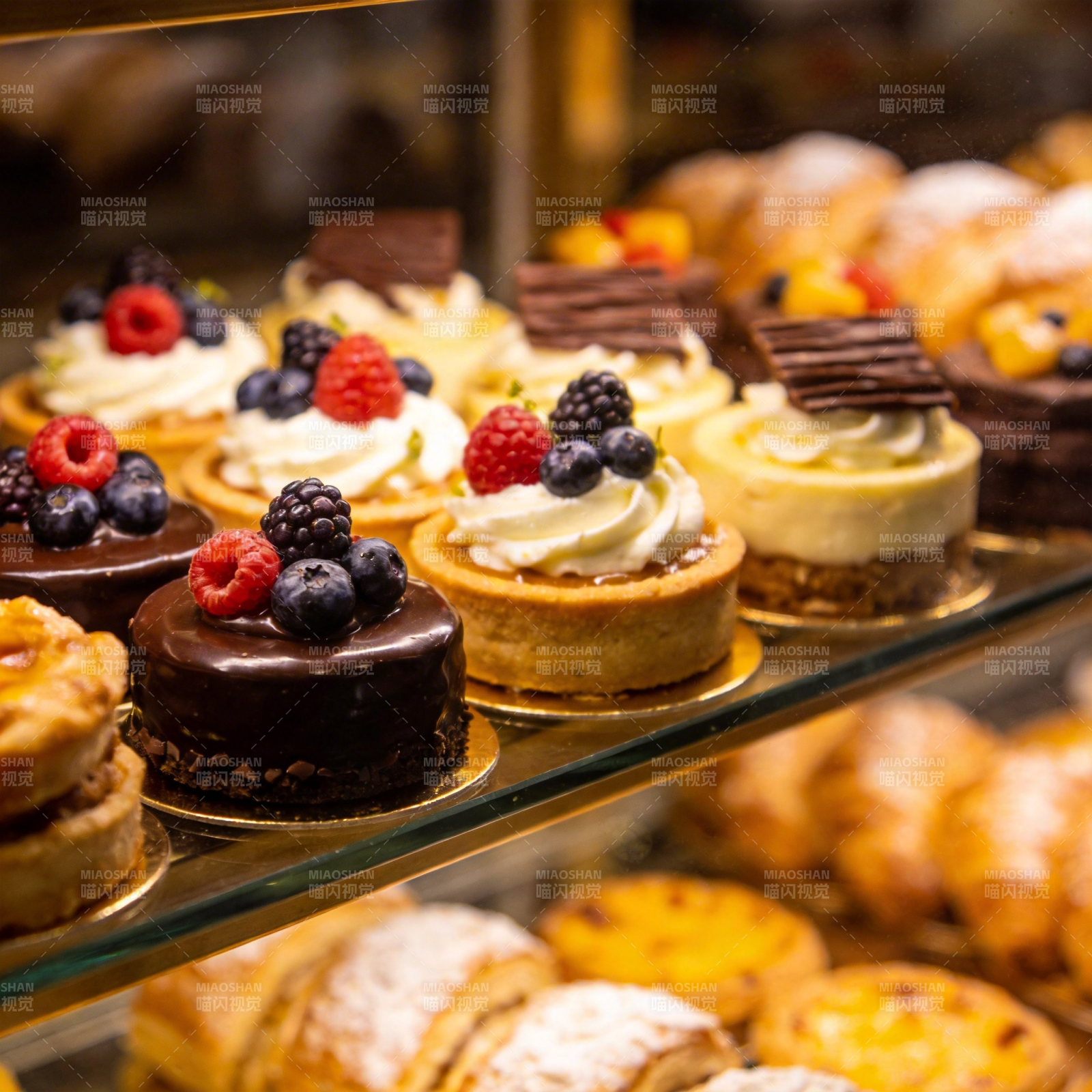 精致甜点陈列图片