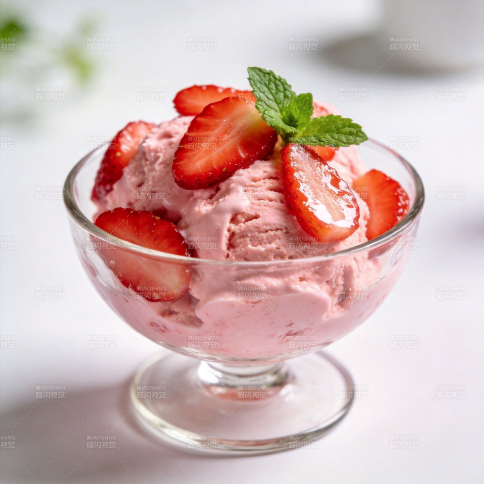 草莓冰淇淋图片