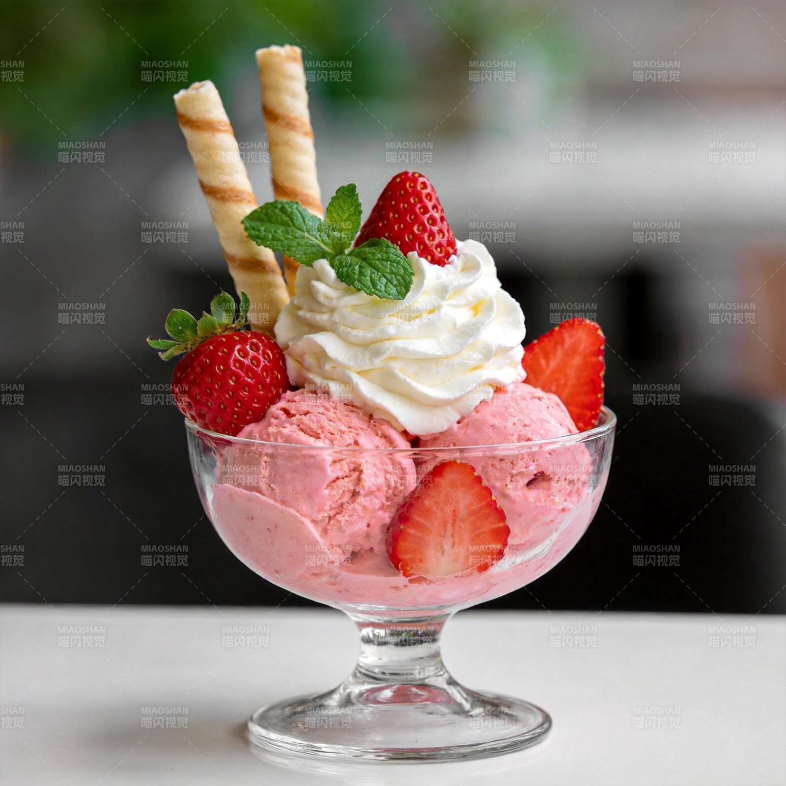 草莓冰淇淋甜品图片