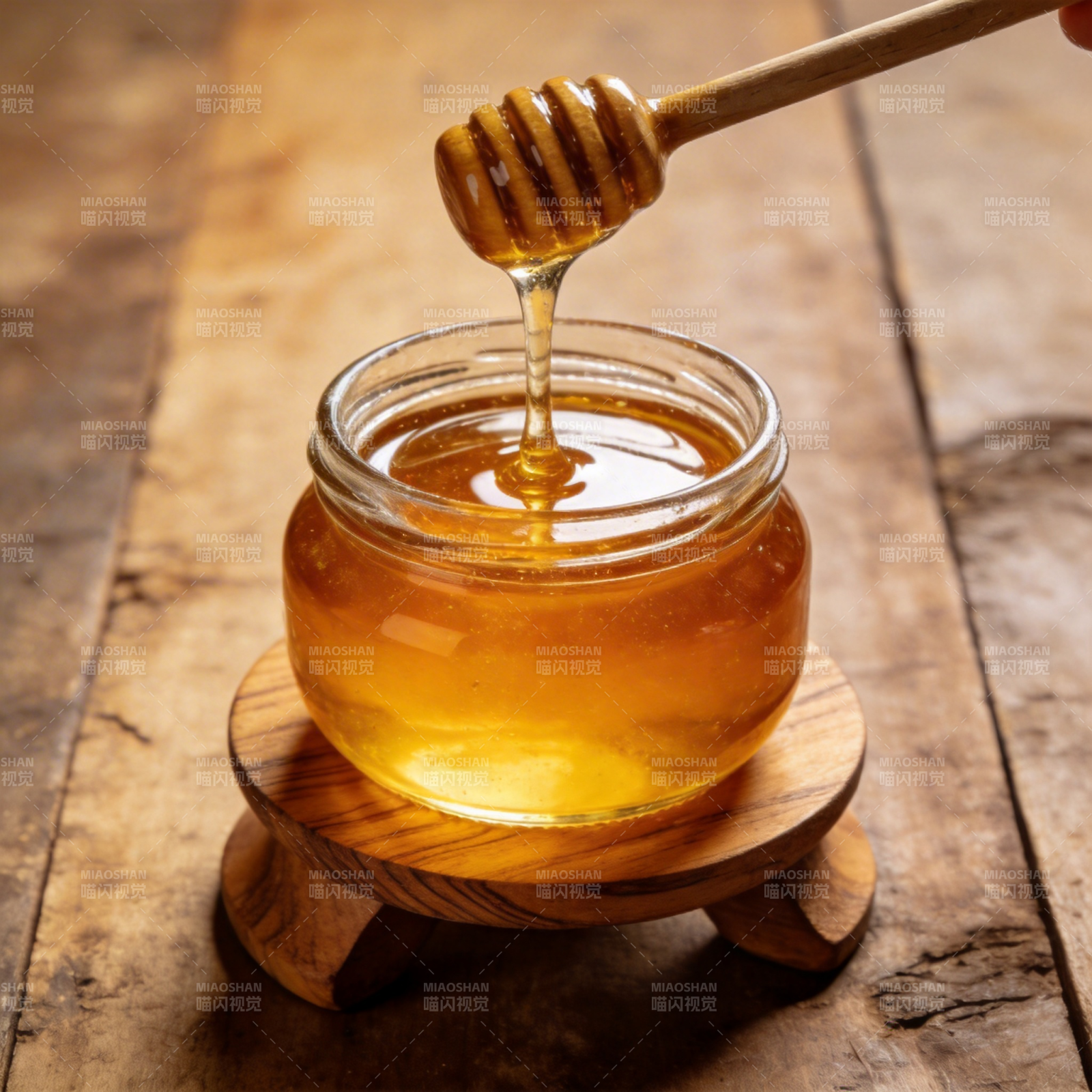 蜂蜜流淌的瞬间图片