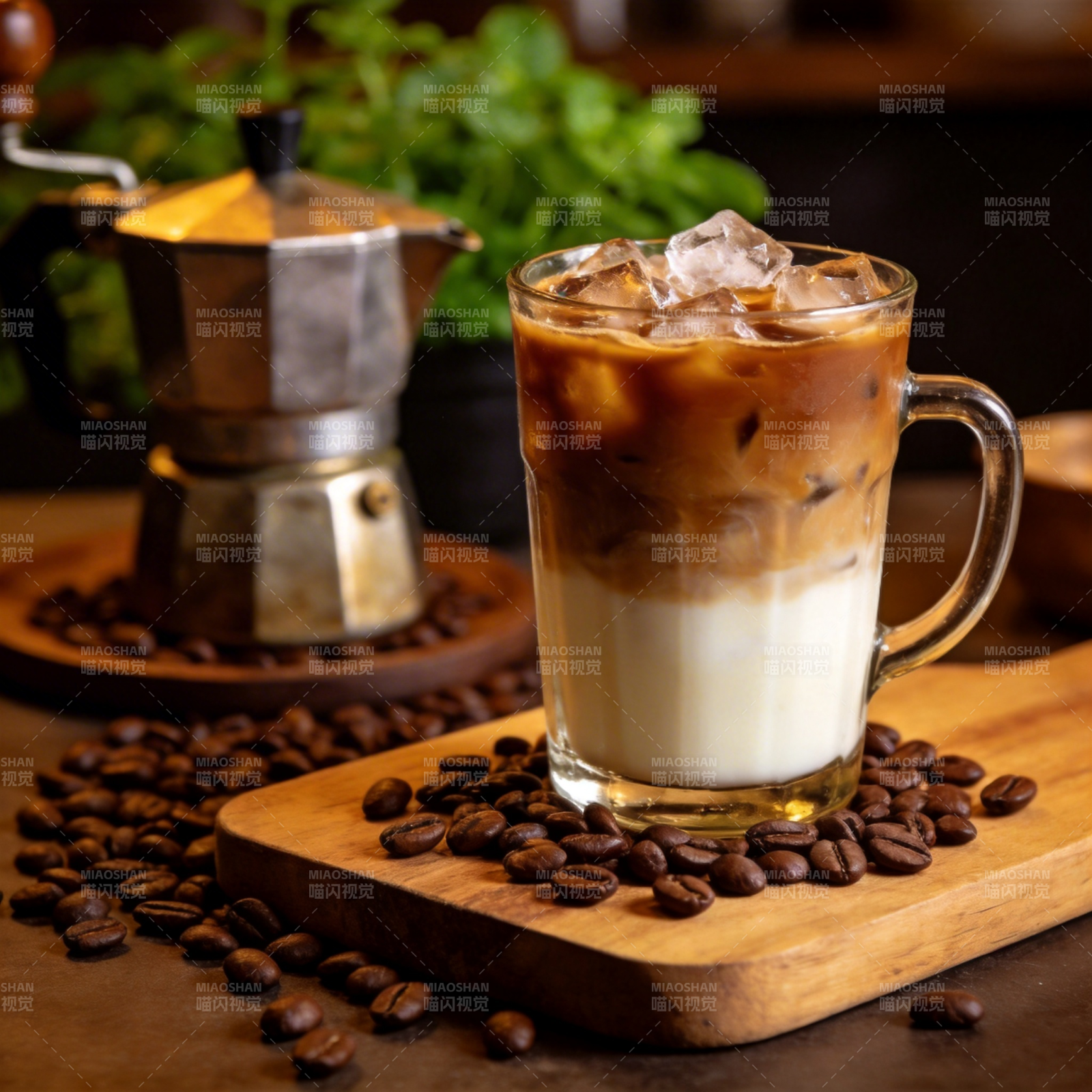 冰咖啡与奶香交融图片