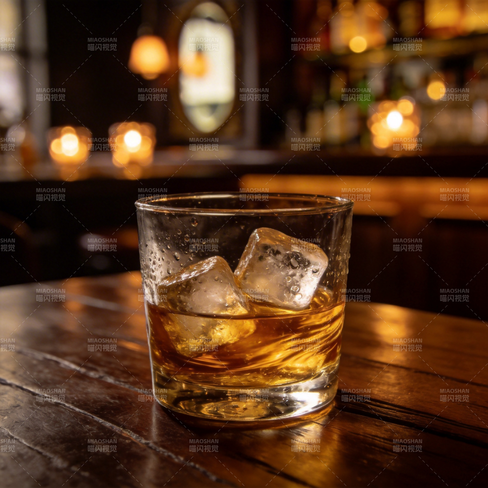 琥珀酒杯冰块光影图片