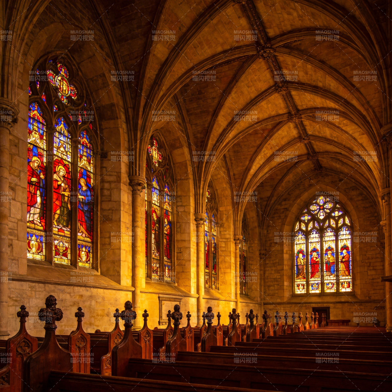 教堂彩窗光影图片