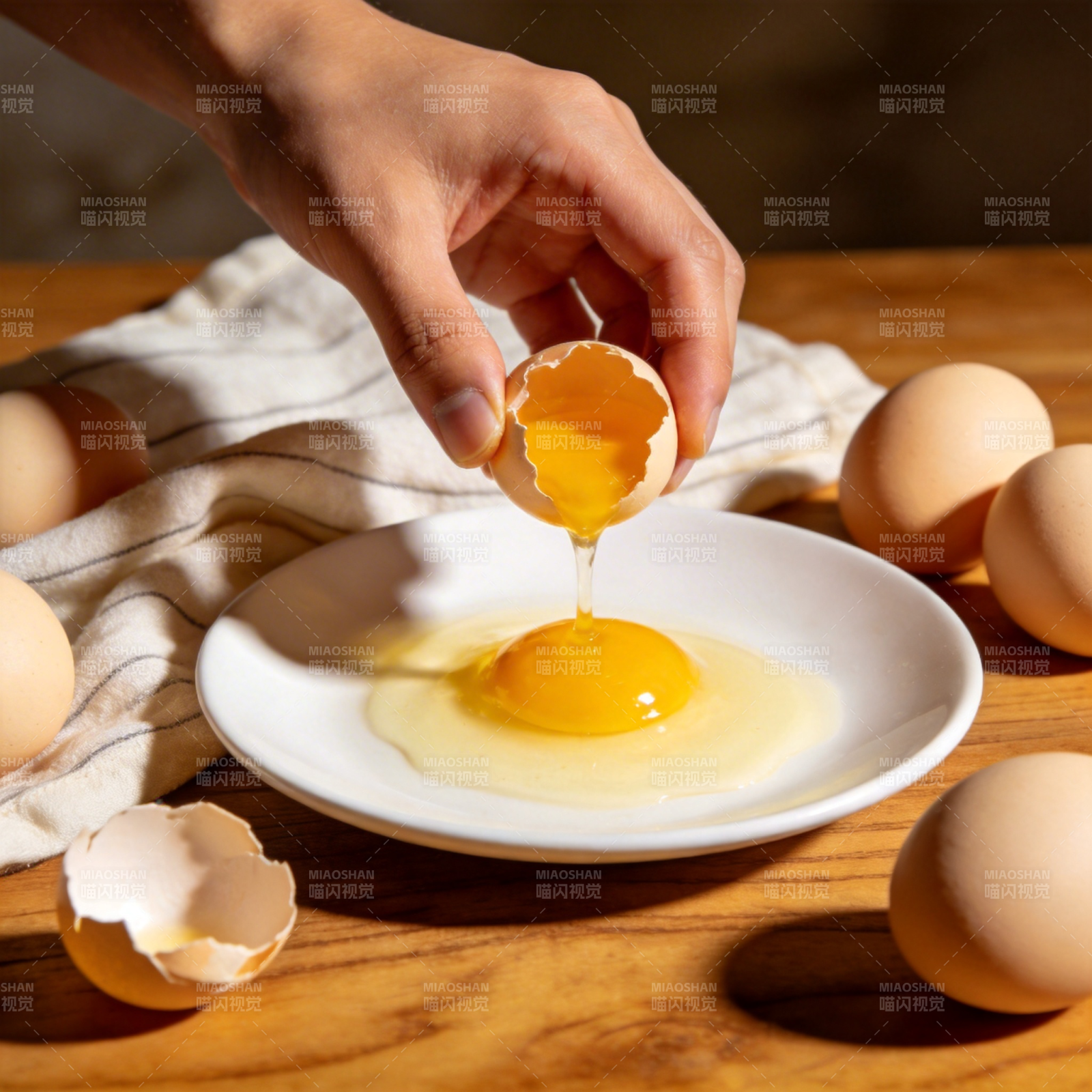 蛋黄滴落瞬间图片