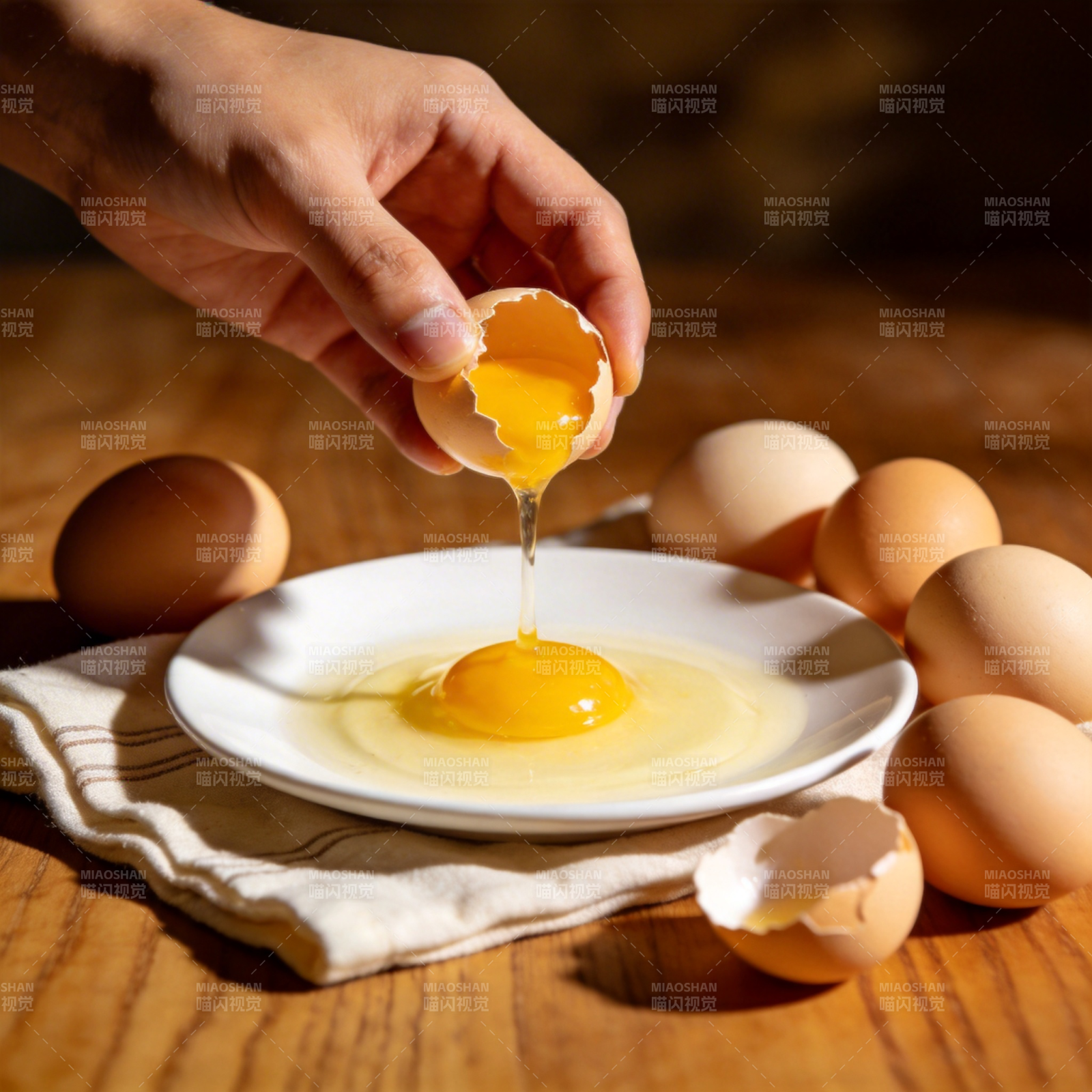 蛋黄缓缓流入盘中图片