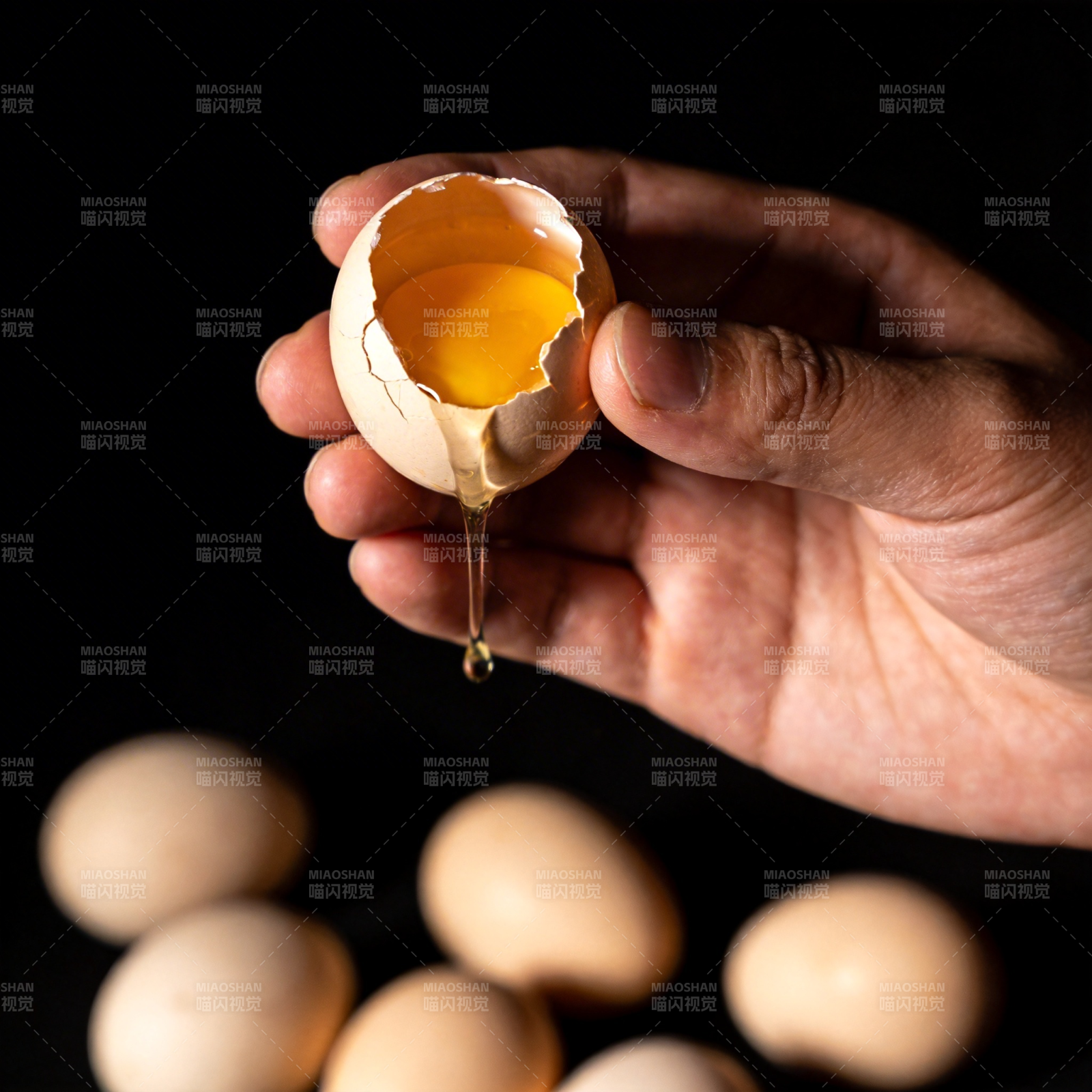 蛋黄滴落瞬间图片
