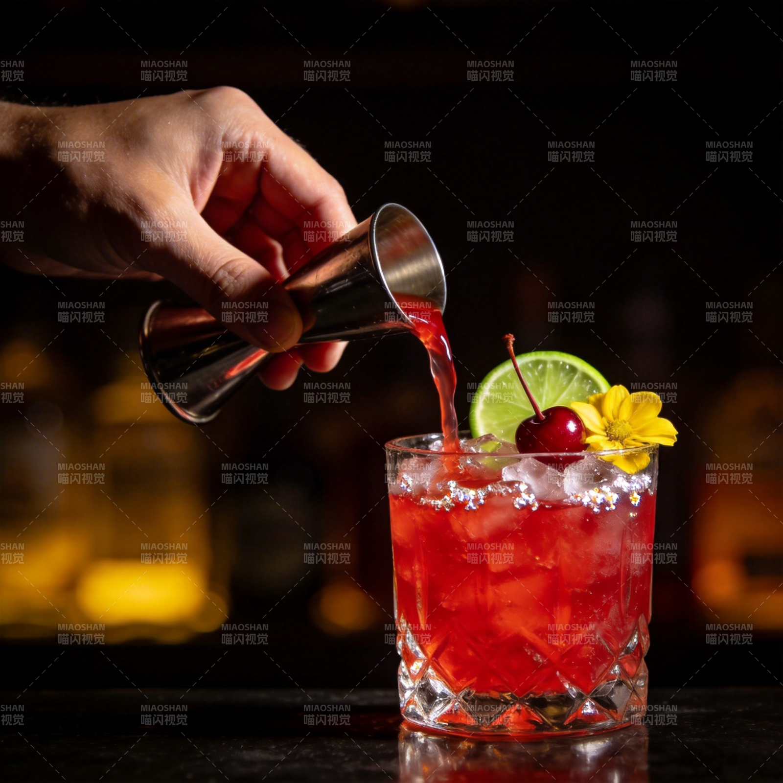 红饮入杯 花果点缀图片