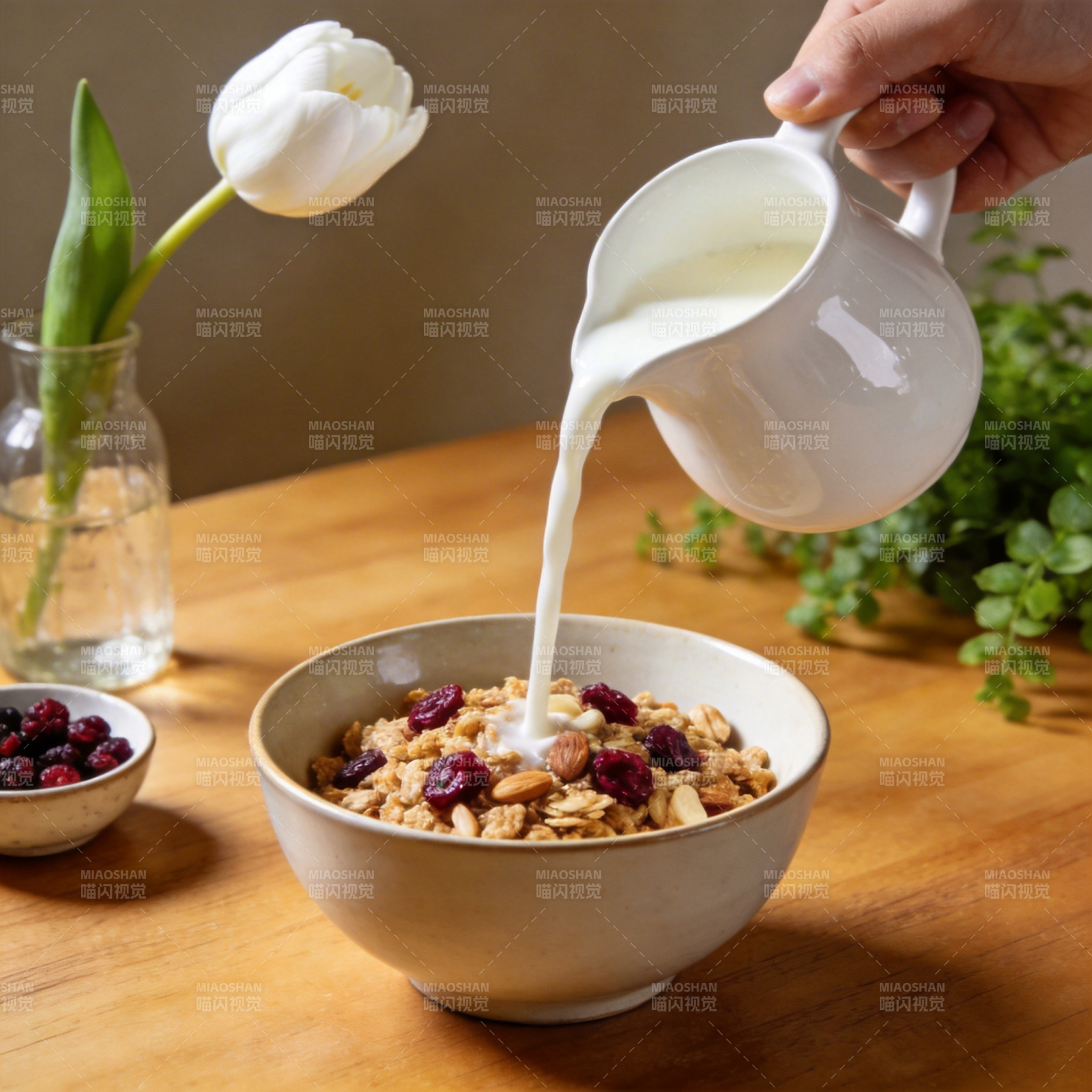 早餐时光 牛奶浇麦片图片