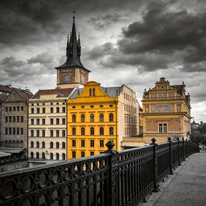 古建筑群与钟楼图片