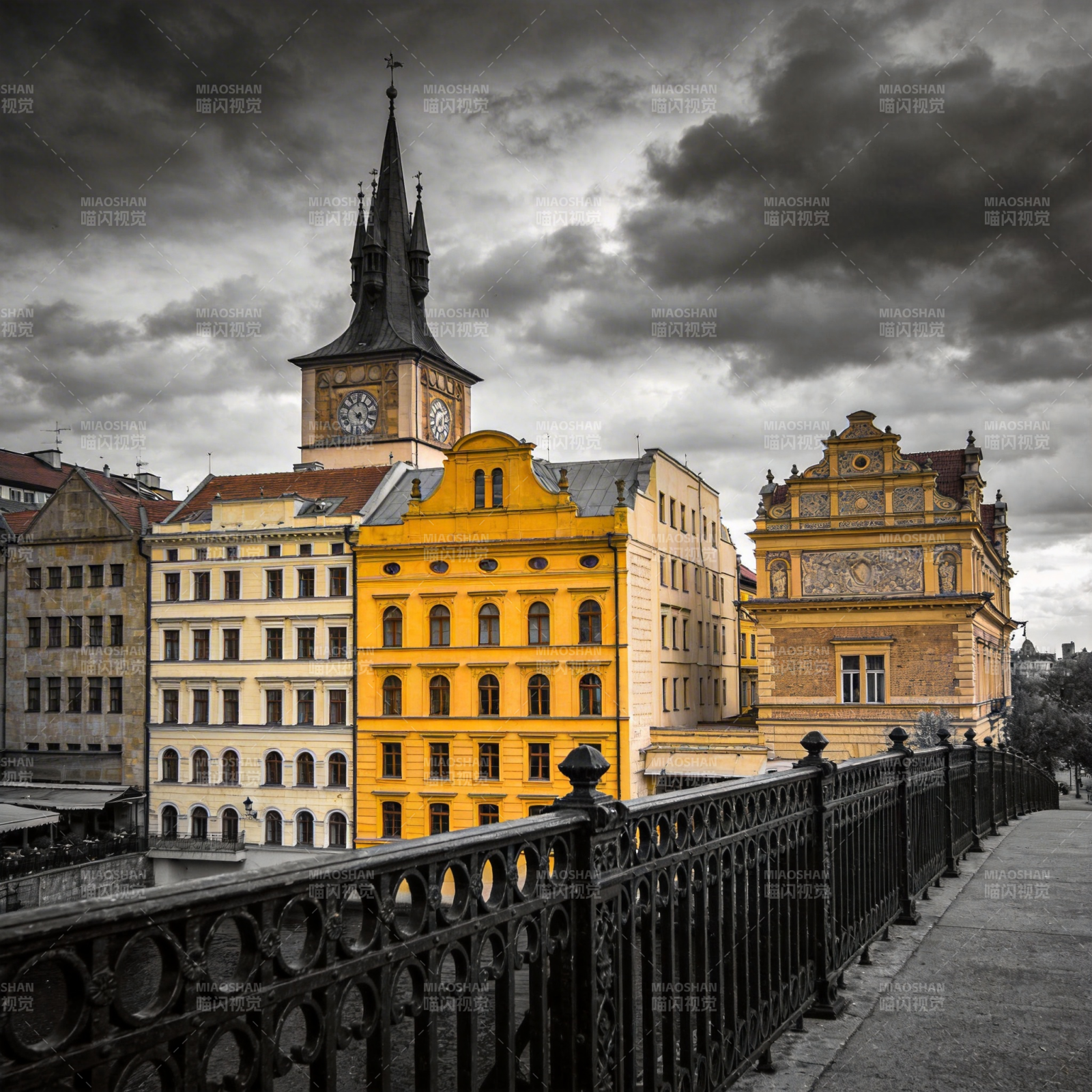 古建筑群与钟楼图片