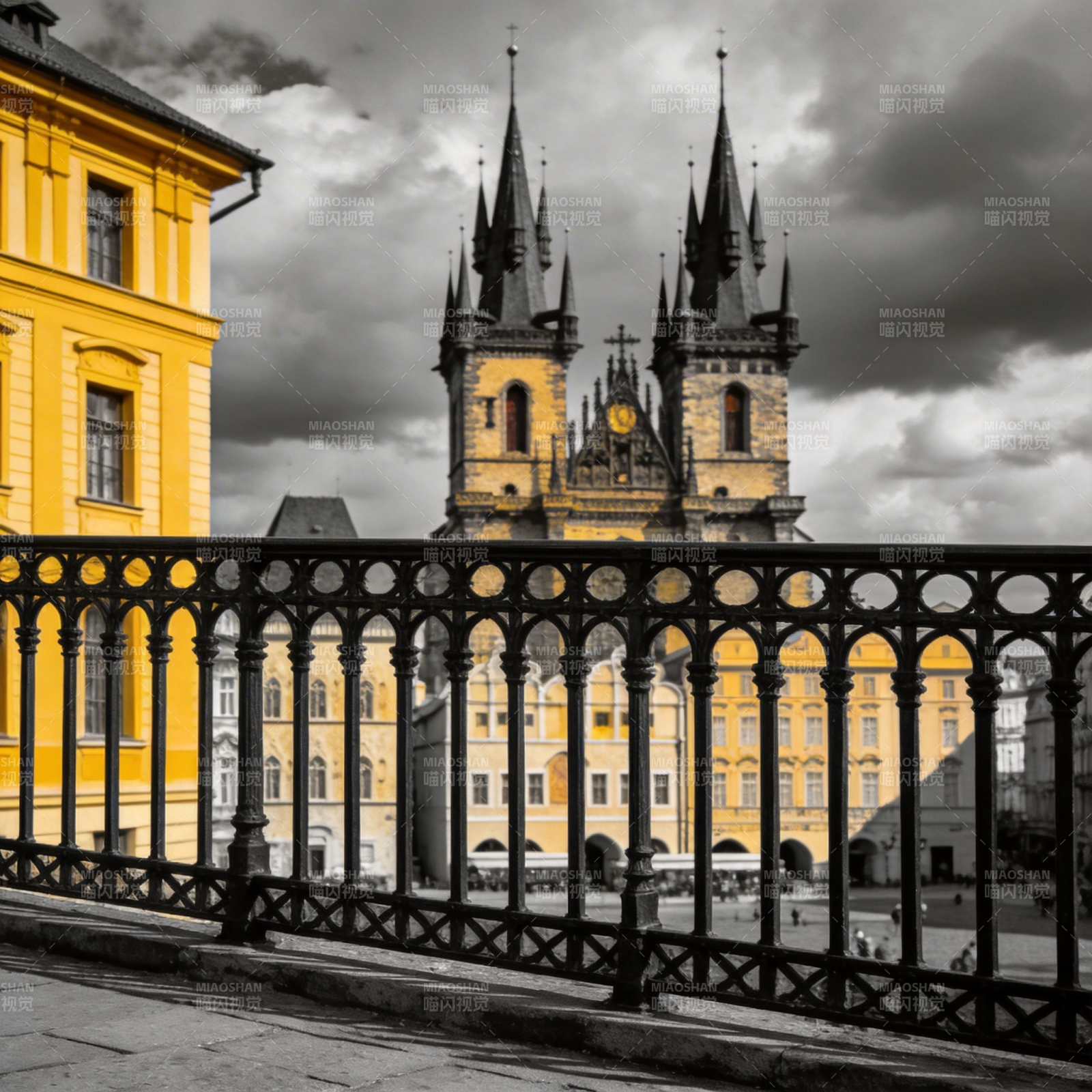 哥特教堂与黄墙建筑图片