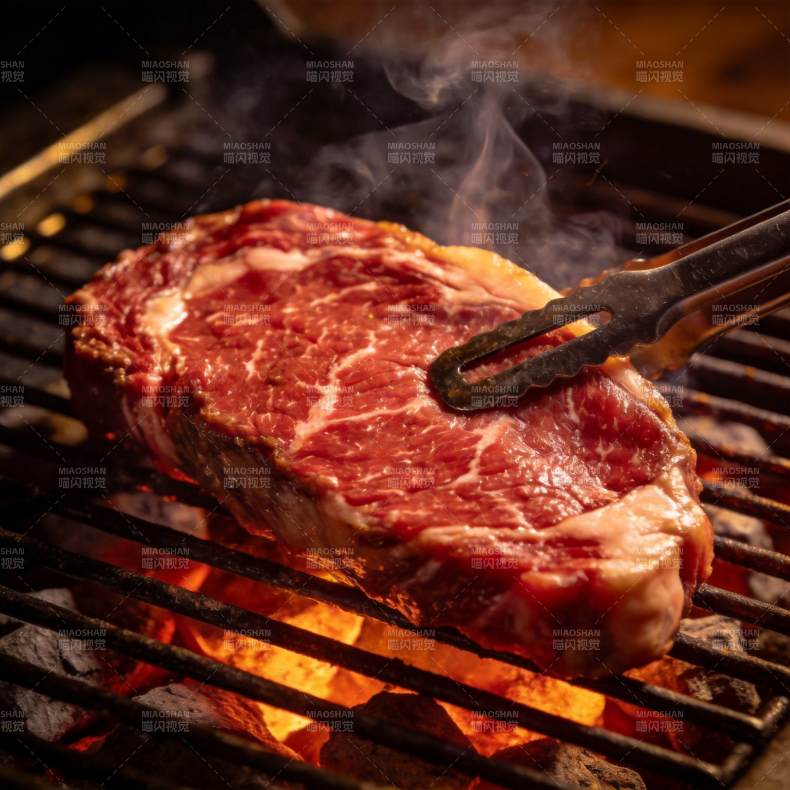 炭火炙烤牛排图片