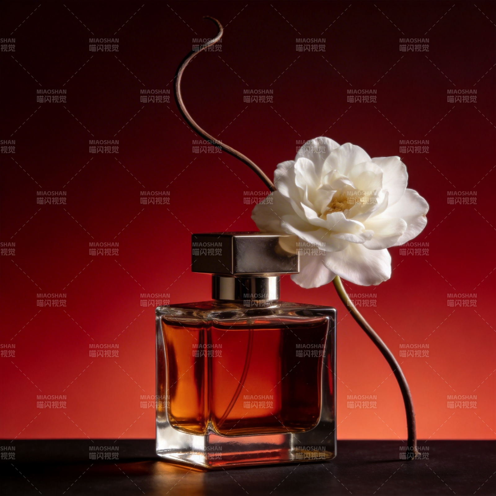 香水与白花静谧之美图片