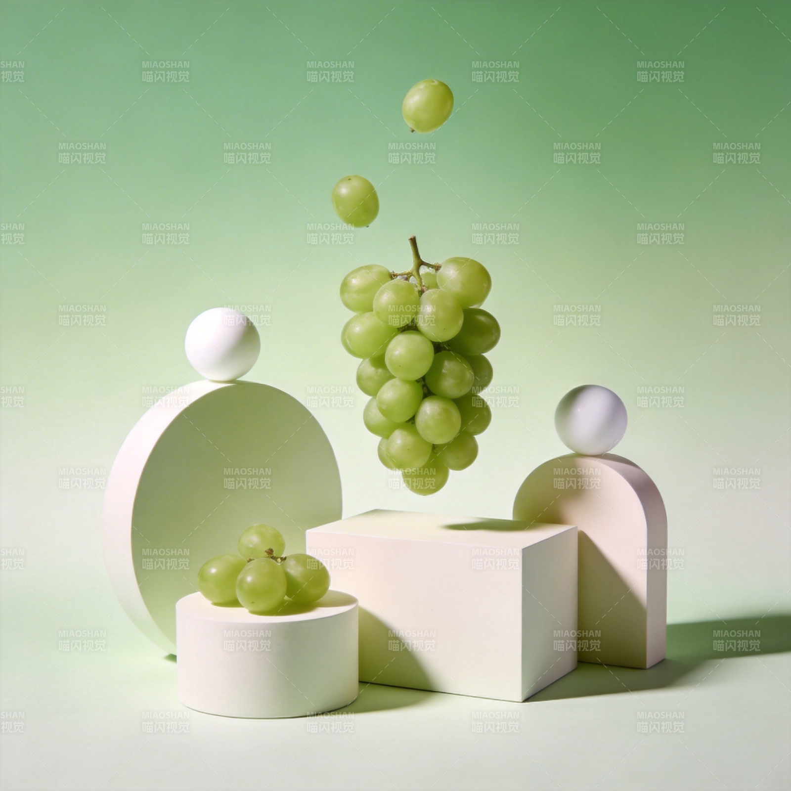 绿葡萄跃动瞬间图片