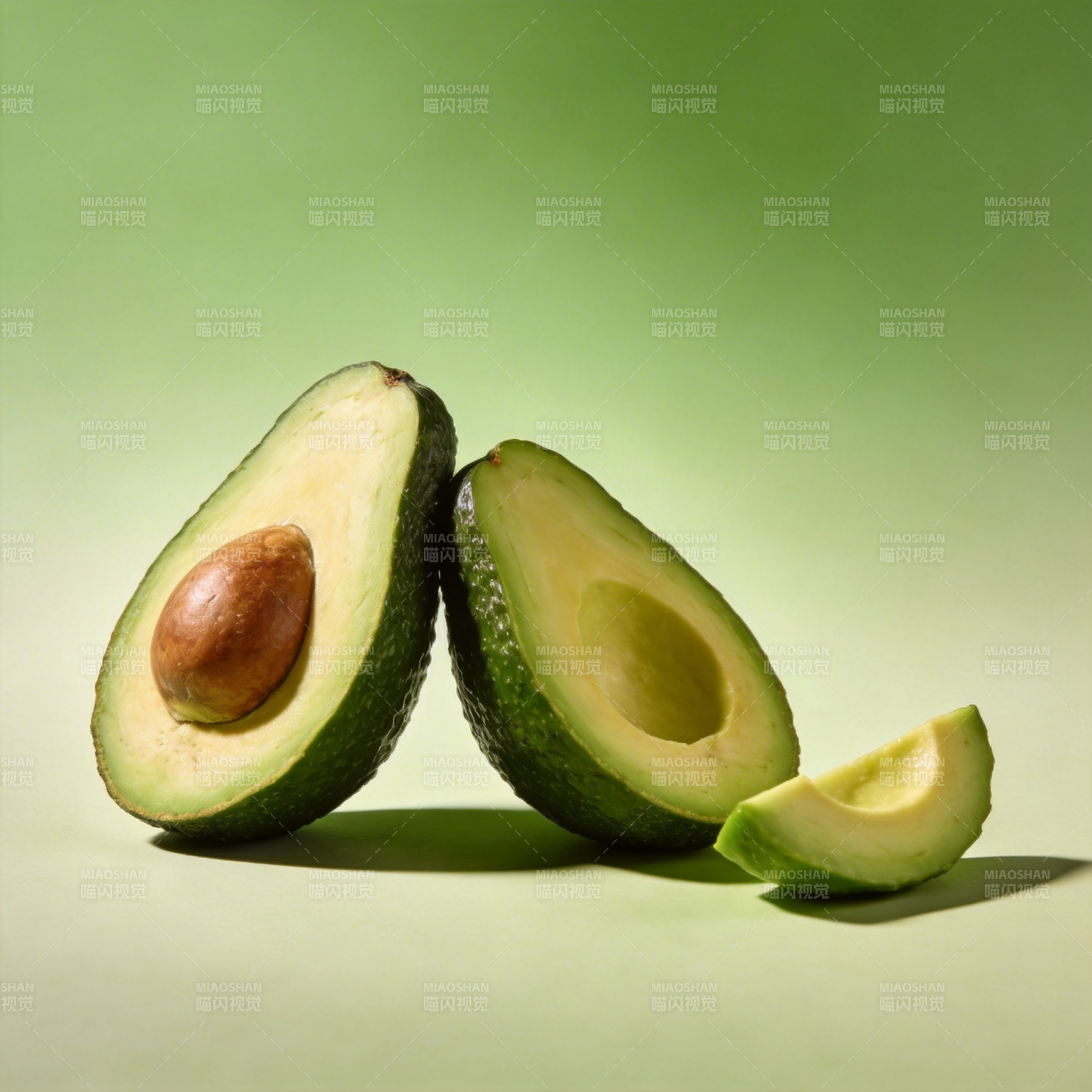 新鲜牛油果切开图片