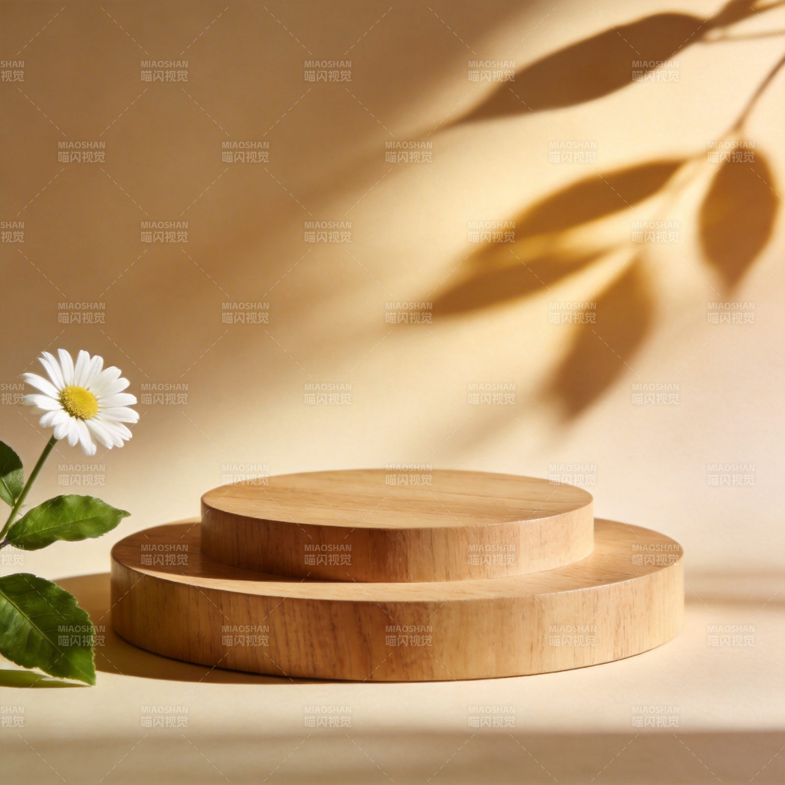 木质双层台与雏菊图片