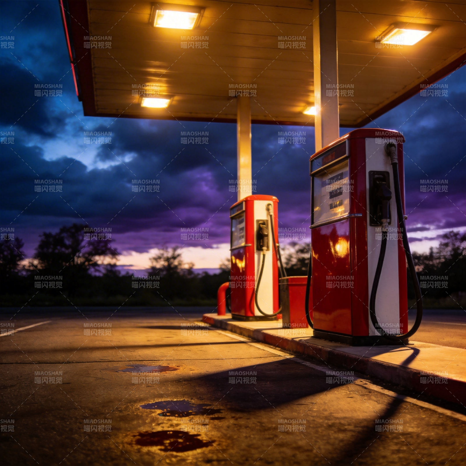 夜幕下的加油站图片