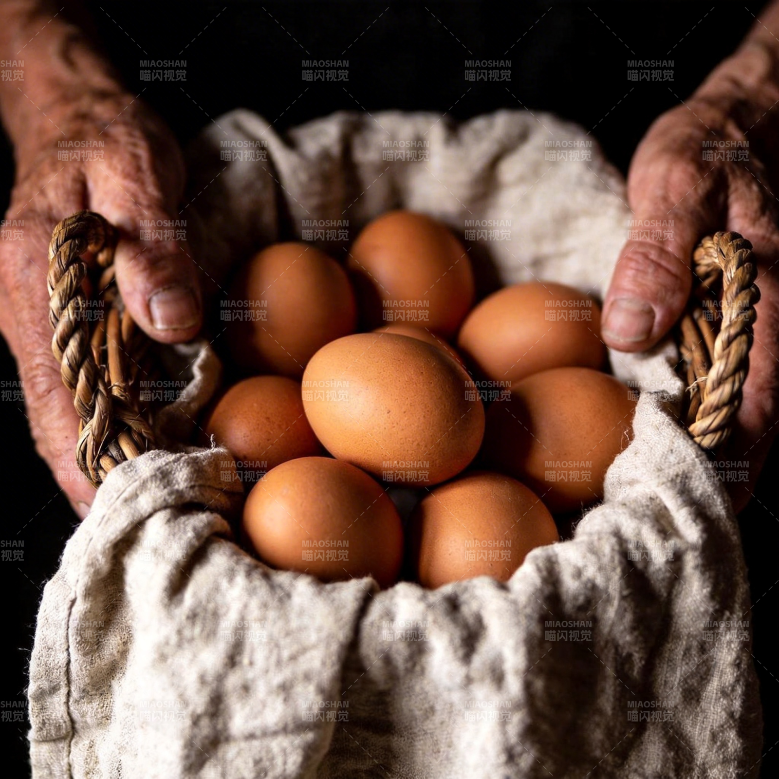 手中捧蛋图片