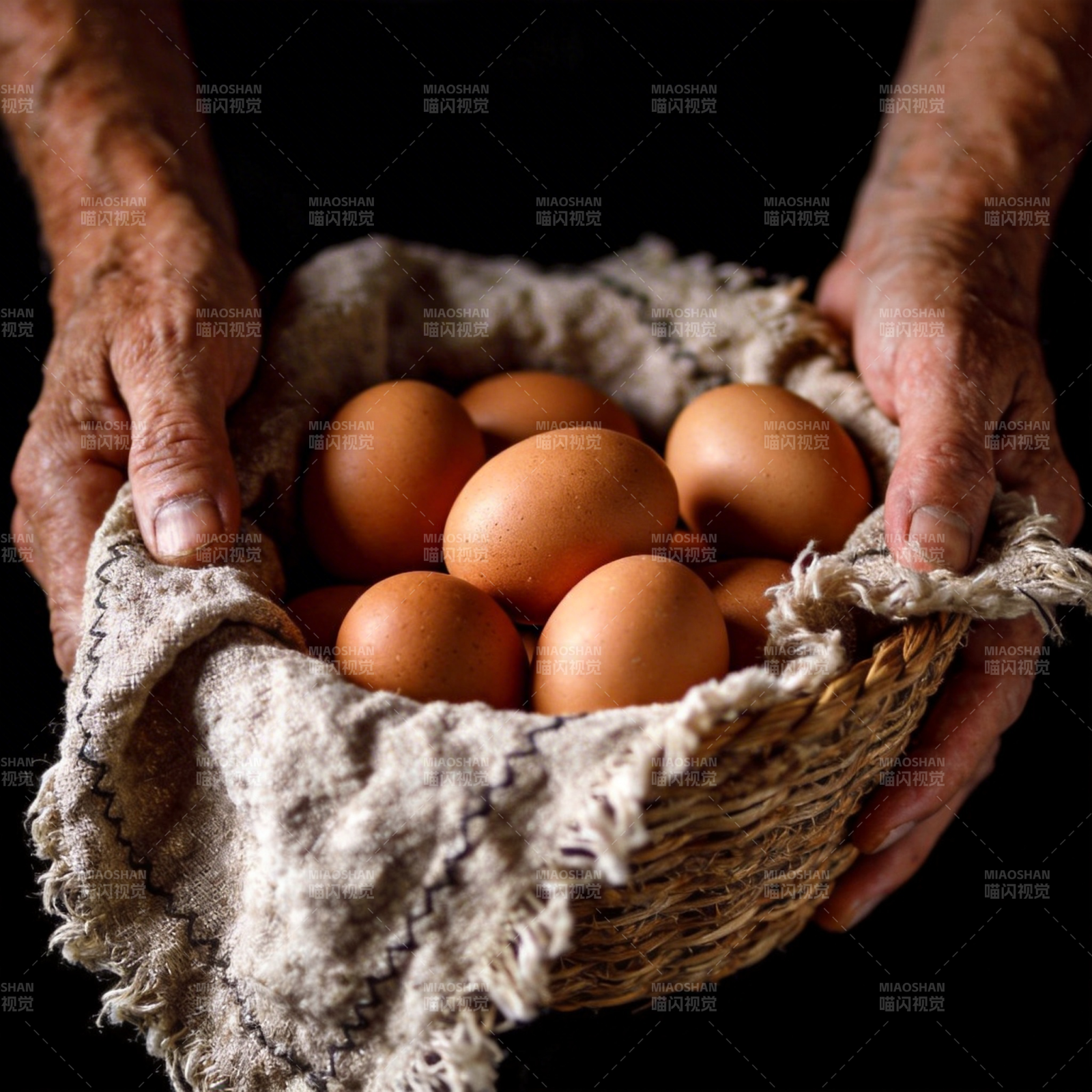 手捧鸡蛋篮图片