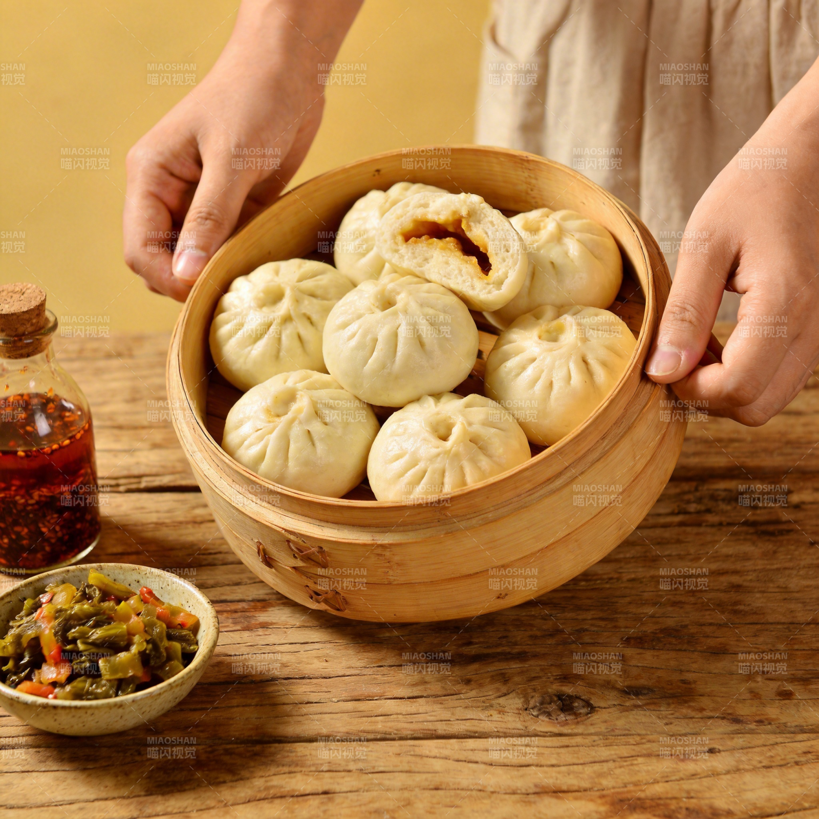 蒸笼包子配小菜图片