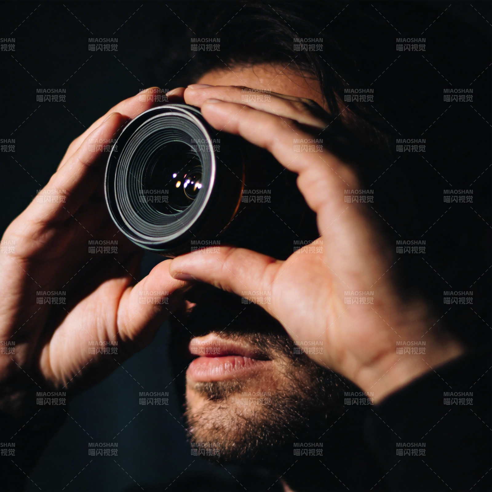 镜头后的凝视图片