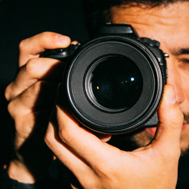 镜头前的专注瞬间图片