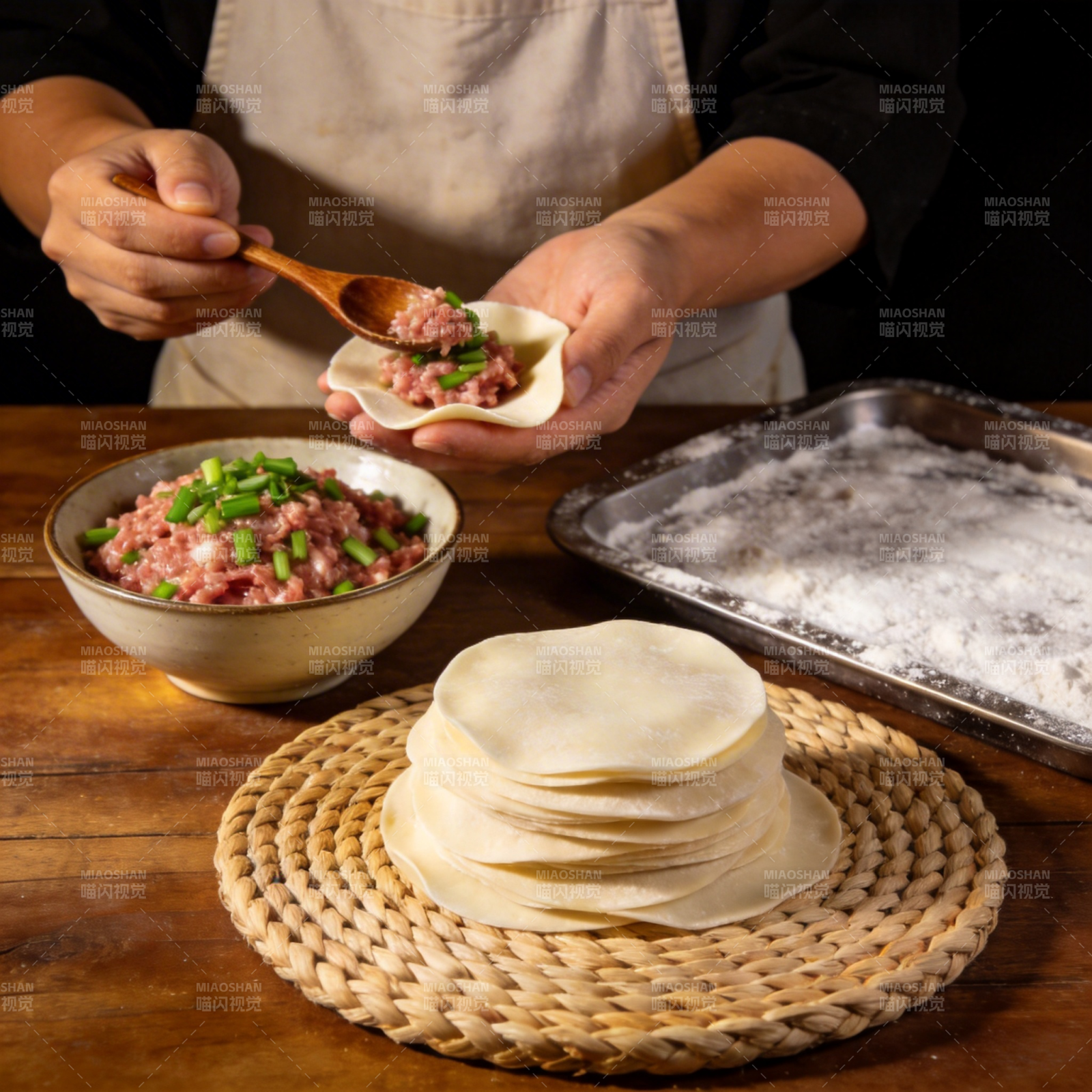 包饺子准备中图片