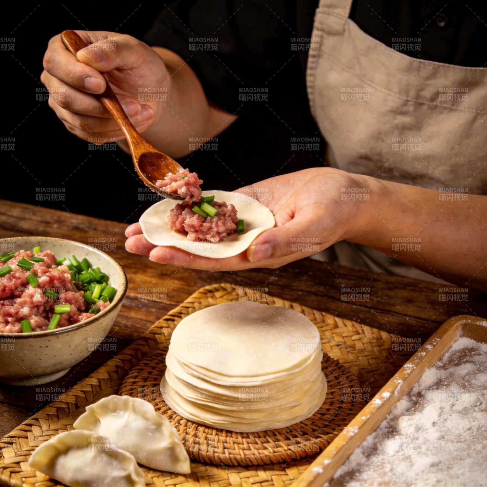 包饺子的瞬间图片