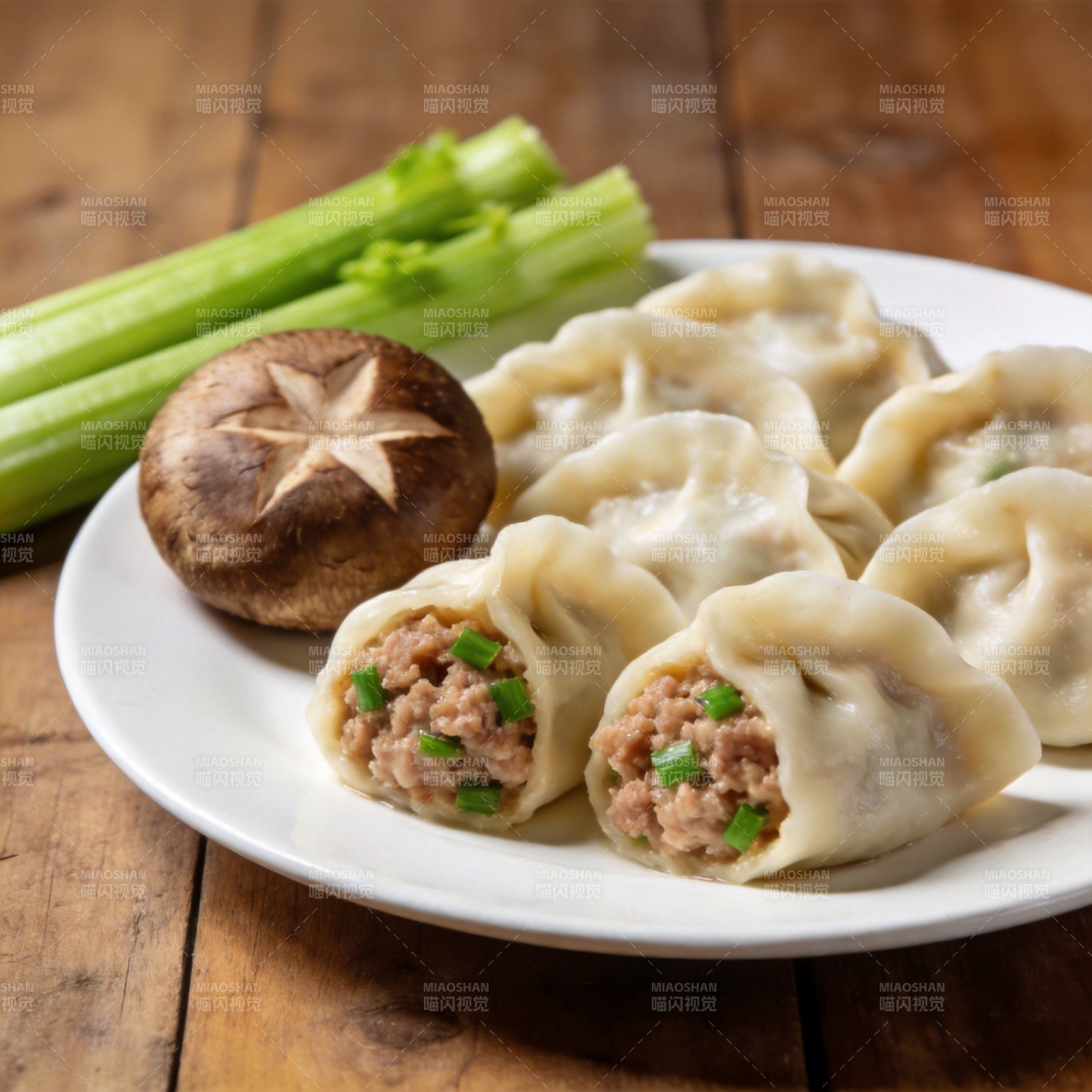 鲜美饺子配香菇芹菜图片