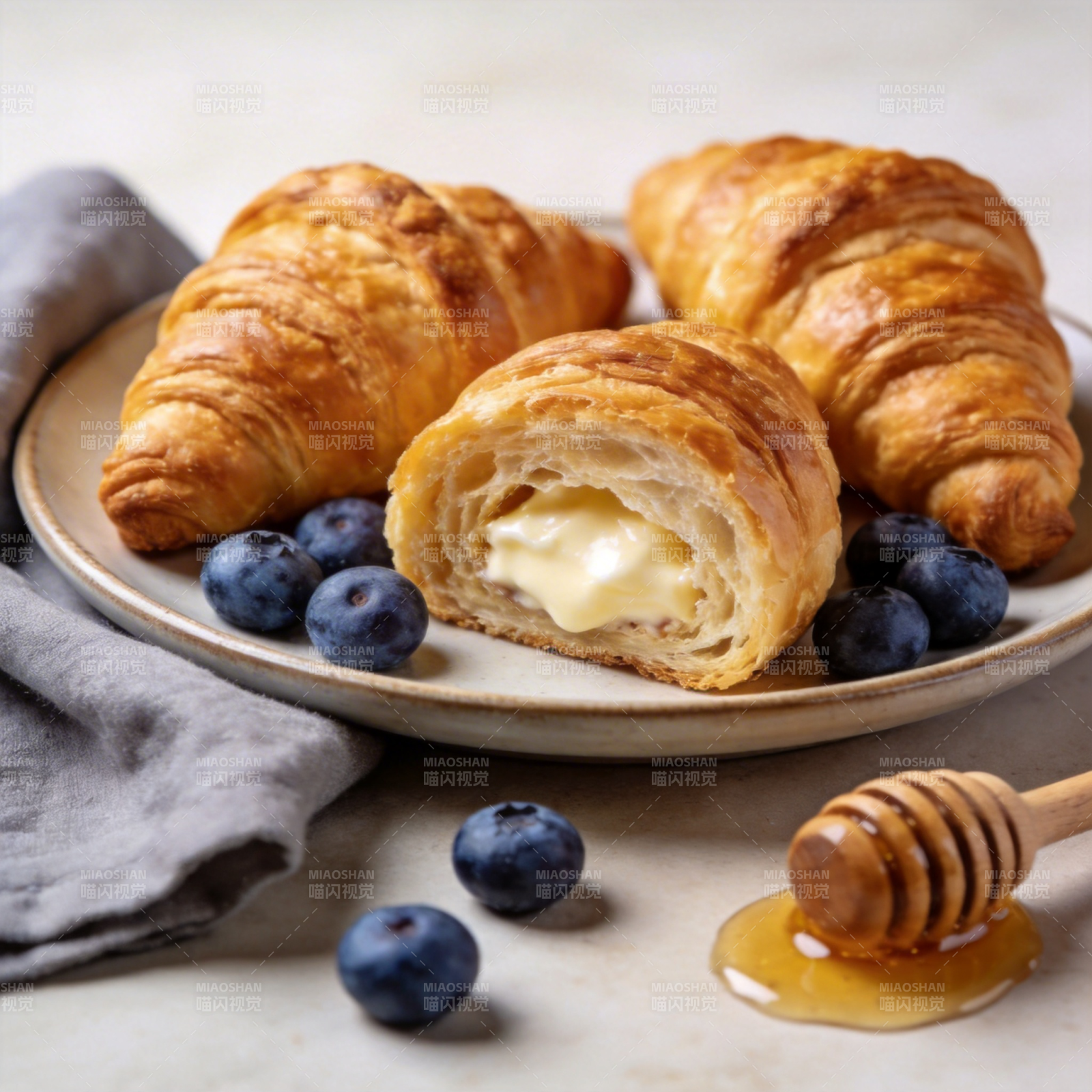 奶油羊角包配蓝莓图片