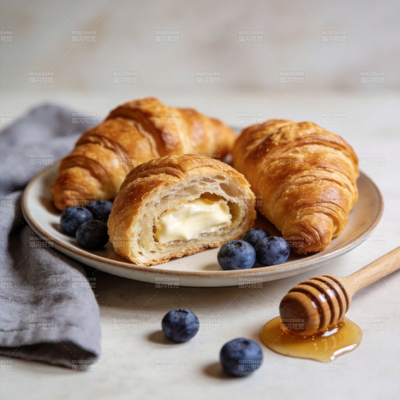 奶油羊角包配蓝莓图片