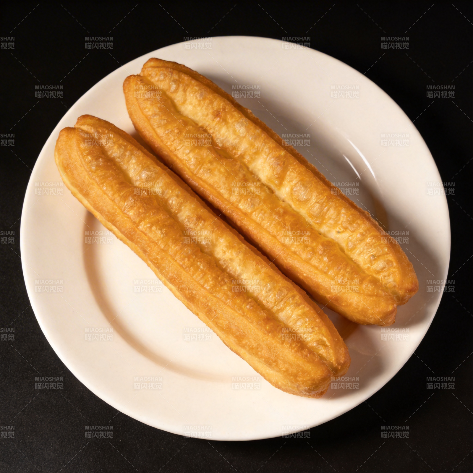 金黄油条两根图片