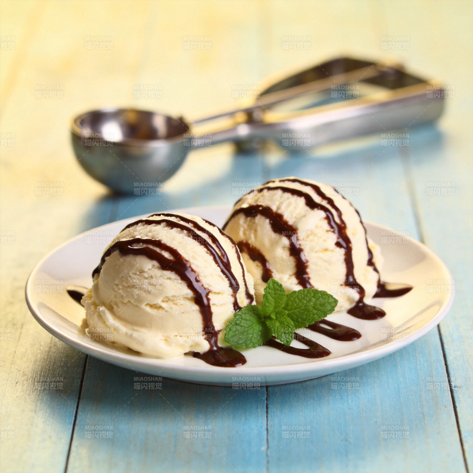 香草冰淇淋配巧克力酱图片