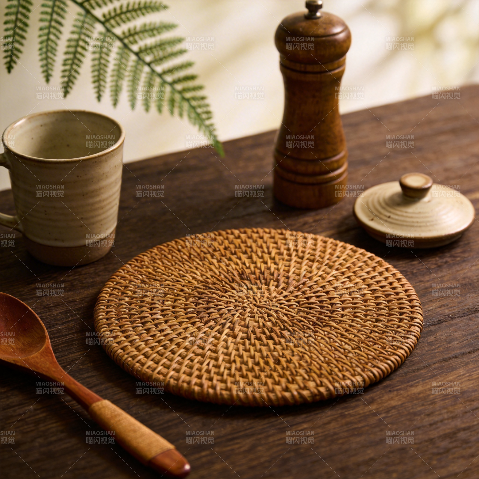 藤编杯垫静物图图片