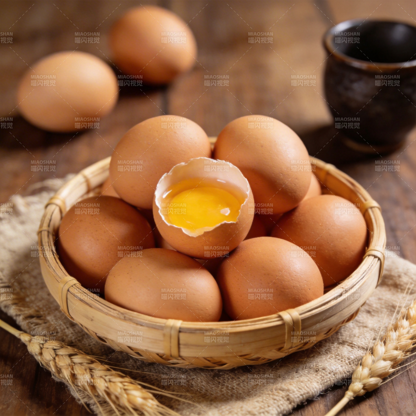 新鲜鸡蛋篮中盛图片